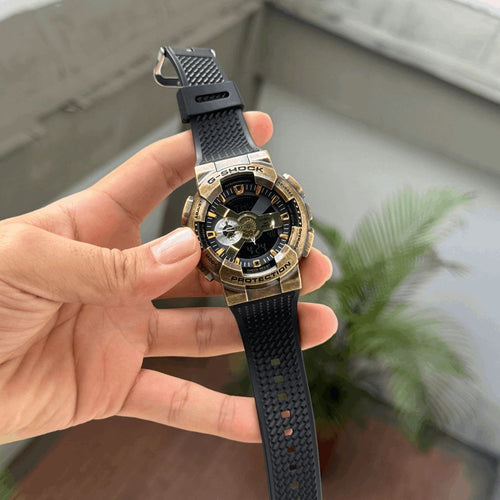 G-Shck GA-110 Metal Negro Tablero Dorado
